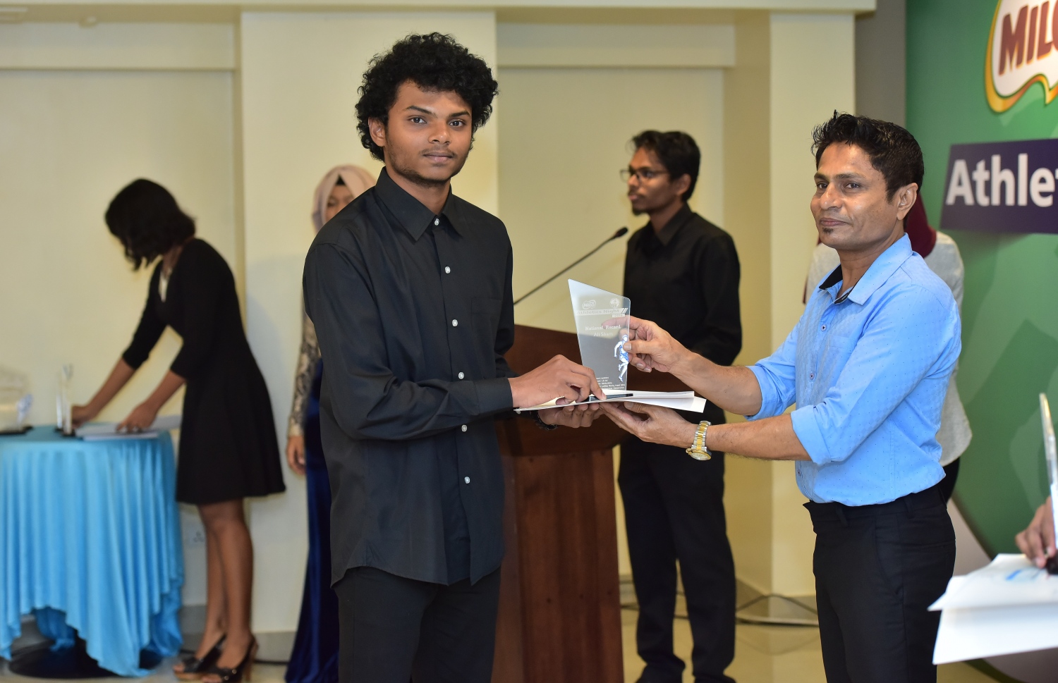 ގައުމީ ރެކޯޑް އާކޮށްފައިވާ ނާއިލް (ވ) އަށް ސްޕޯޓްސް ކޯޕަރޭޝަނުގެ މެނޭޖިން ޑިރެކްޓަރު ރައްޒާގު އެވޯޑް ދެއްވަނީ. --ފޮޓޯ: ނިޝާން އަލީ/ މިހާރު