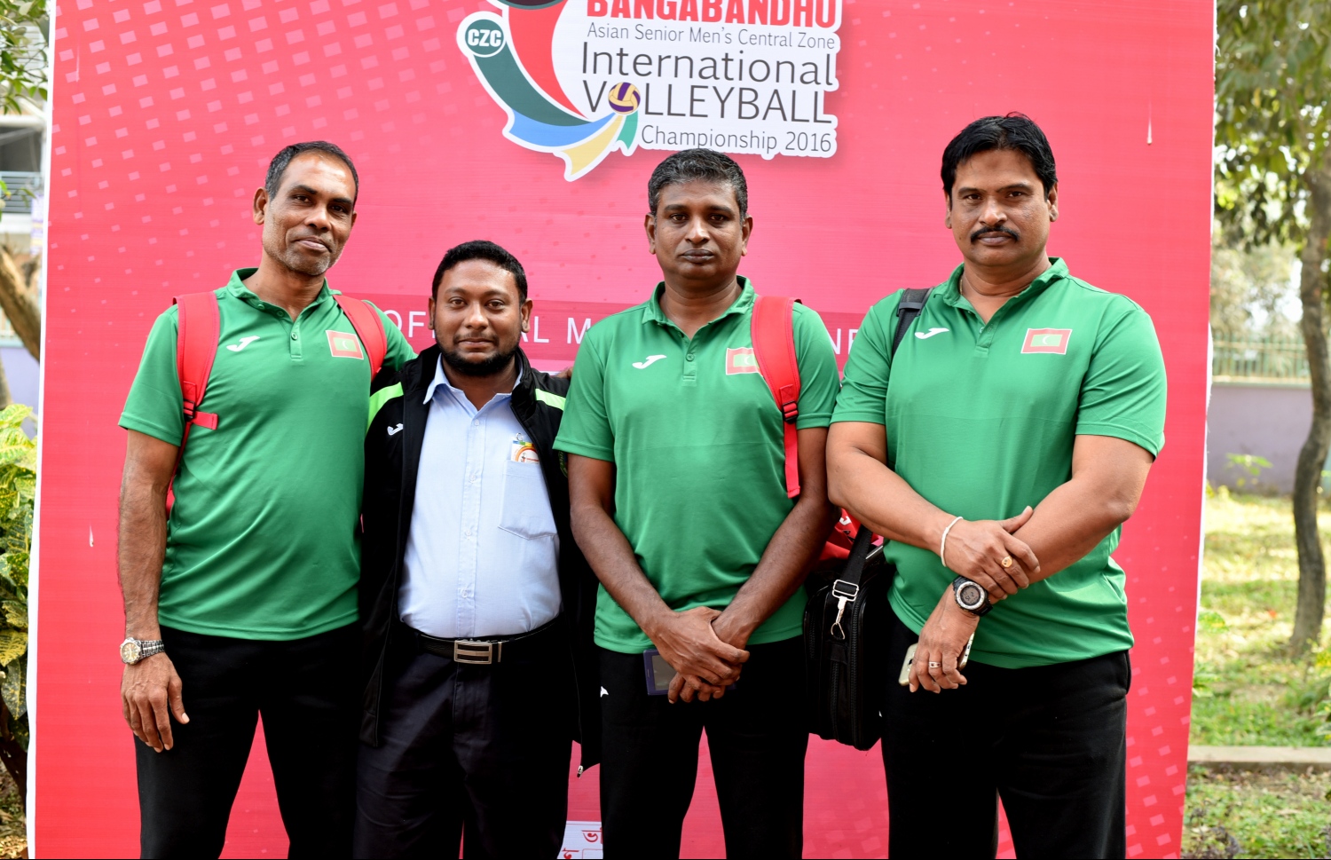 ބަންގްލަދޭޝް، ޑިސެމްބަރު 27، 2016: ގައުމީ ވޮލީ ޓީމުގެ ކޯޗު ކުމާރް ވެންޑަކޫން (ކ) އާއި އެސިސްޓަންޓް ކޯޗު ސަޑިއްކެ (ކ.2)، ވީއޭއެމް އެކްސްކޯ މެމެބަރު އިޔާޒް (ވ.2) އަދި އެސިސްޓަންޓް ކޯޗު ނިޒާރު.-- ފޮޓޯ: މިހާރު