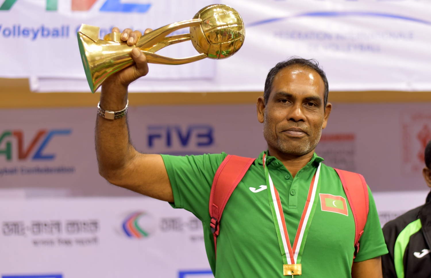 ބަންގްލަދޭޝް، ޑާކާ: ޑިސެމްބަރު 27، 2016: ޓީމުގެ އެސިސްޓަންޓް ކޯޗު ނިޒާރް ތަށި ހިފައިގެން.-- ފޮޓޯ: މިހާރު