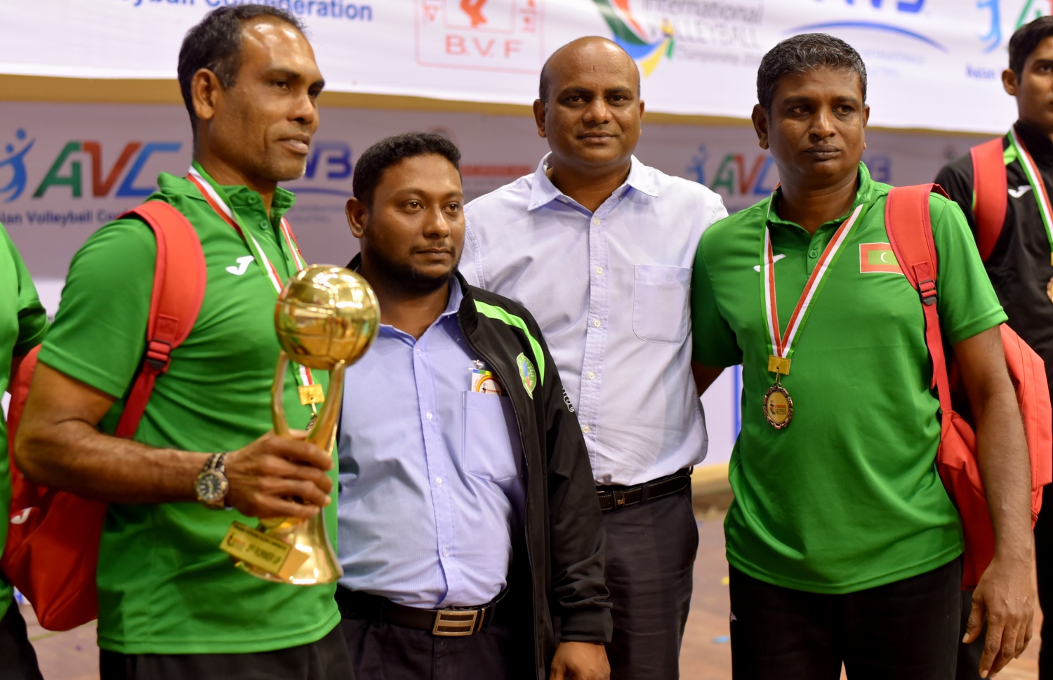 ބަންގްލަދޭޝް، ޑާކާ: ޑިސެމްބަރު 27، 2016: ގައުމީ ވޮލީ ޓީމުގެ އެސިސްޓަންޓް ކޯޗު ސަޑިއްކެ (ކ) އާއި ވީއޭއެމްގެ ރައީސް ލަތީފް (ކ.2)، ވީއޭއެމް އެކްސްކޯ މެންބަރު އިޔާޒް (ވ.2) އަދި އެސިސްޓަންޓް ކޯޗު ނިޒާރު.-- ފޮޓޯ: މިހާރު