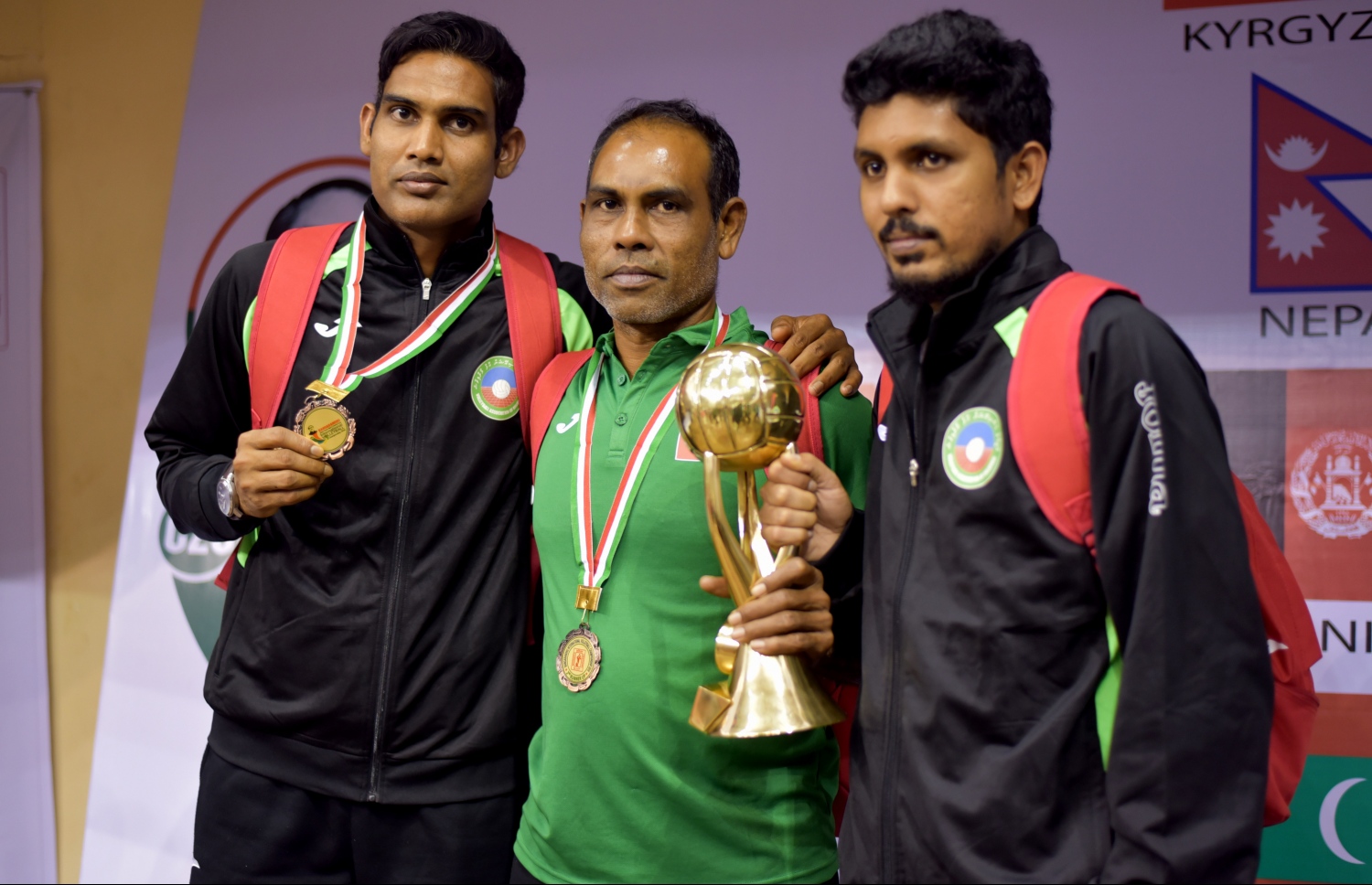 ބަންގްލަދޭޝް، ޑާކާ: ޑިސެމްބަރު 27، 2016: ގައުމީ ވޮލީ ޓީމުގެ ކެޕްޓަން ބަޓީސް (ކ) އާއި އެސިސްޓަންޓް ކޯޗު ނިޒާރު (މ) އަދި ތަޖުރިބާކާރު ކުޅުންތެރިޔާ ލޯންގޭ.-- ފޮޓޯ: މިހާރު