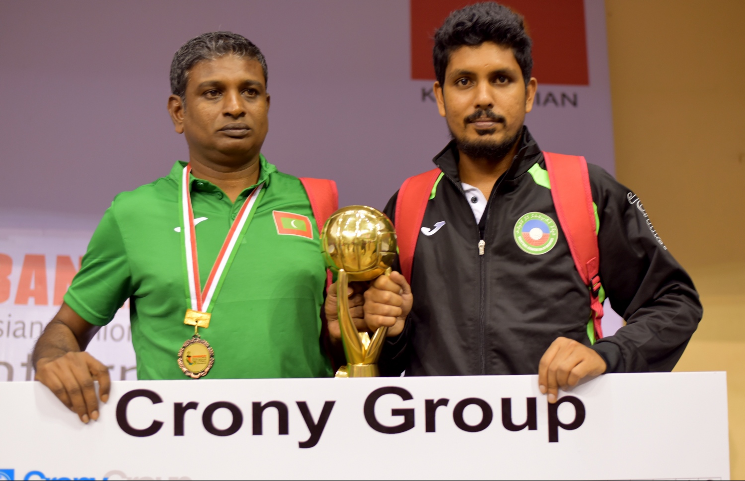 ބަންގްލަދޭޝް، ޑާކާ: ޑިސެމްބަރު 27، 2016: ޓީމުގެ ކެޕްޓަން ބަޓިސް (ކ) އާއި އެސިސްޓަންޓް ކޯޗު ސަޑިއްކެ ތިން ވަނަ އަށް ލިބުނު ޓްރޮފީ ހިފައިގެން.-- ފޮޓޯ: މިހާރު