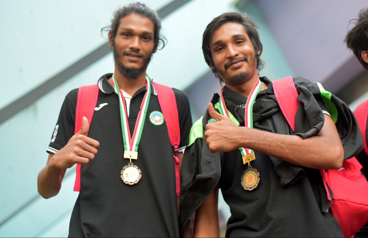 ބަންގްލަދޭޝް، ޑާކާ: ޑިސެމްބަރު 27، 2016: ގައުމީ ވޮލީ ޓީމުގެ ދެ ކުޅުންތެރިން: ތިން ވަނަ ހޮވާ މެޗުގެ މޮޅު ކުޅުންތެރިޔާ ހަސަން ނިލާމް (ވ) އާއި ހުސެއިން ވިޝާމް.-- ފޮޓޯ: މިހާރު