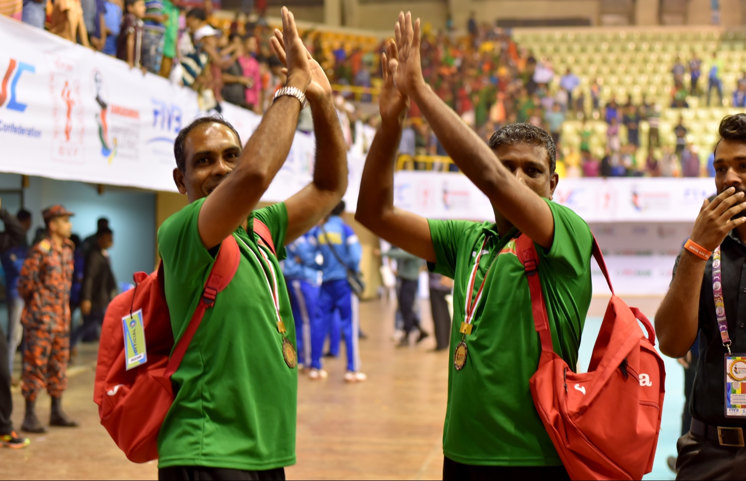 ބަންގްލަދޭޝް، ޑާކާ: ޑިސެމްބަރު 27، 2016: ގައުމީ ވޮލީޓީމުގެ ޓީމުގެ ދެ އެސިސްޓަންޓް ކޯޗުން: ނިޒާރު އިބްރާހިމް (ވ) އާއި އިބްރާހިމް ޝިހާމް (ކ).-- ފޮޓޯ: މިހާރު