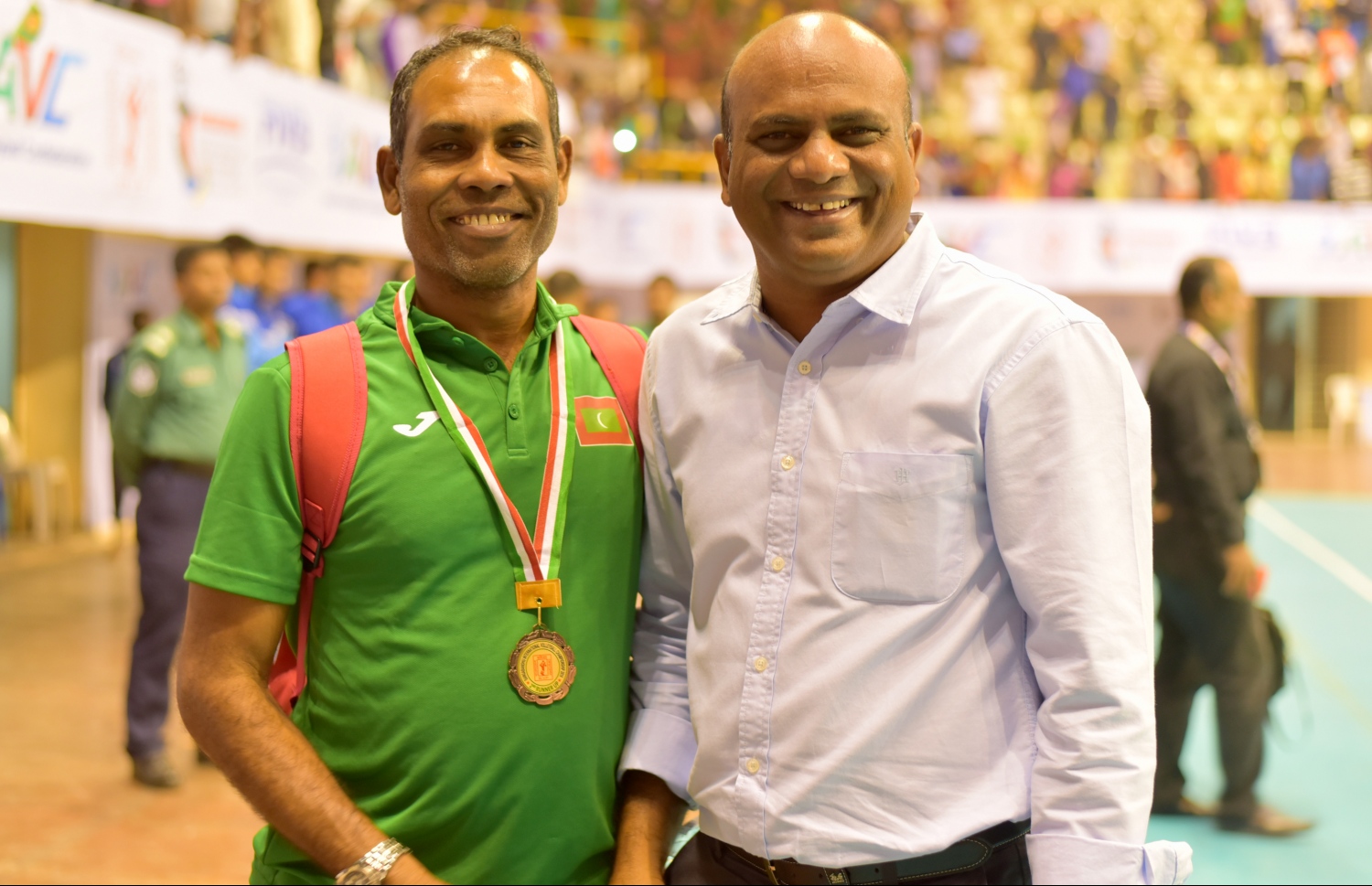 ބަންގްލަދޭޝް، ޑާކާ: ޑިސެމްބަރު 27، 2016: ގައުމީ ވޮލީ ޓީމުގެ އެސިސްޓަންޓް ކޯޗު ނިޒާރު (ވ) ވީއޭއެމްގެ ރައީސް މުހައްމަދު ލަތީފްއާ އެކު.-- ފޮޓޯ: މިހާރު