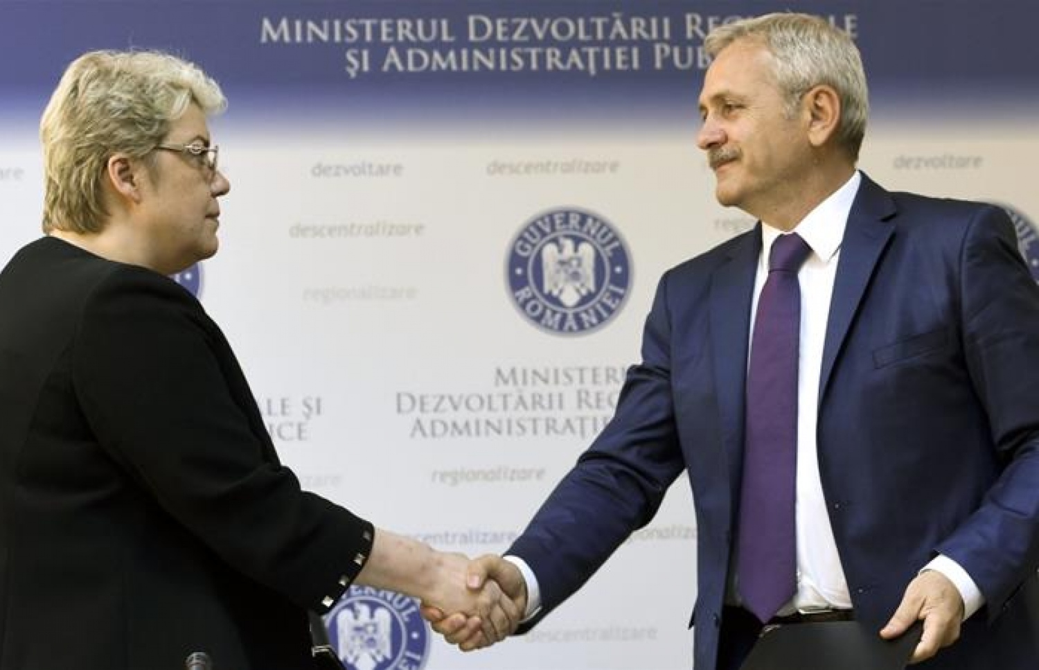 ޕީއެސްޑީގެ ލީޑަރު ލިވިއު ޑްރެގްނިއާއާ ބޮޑު ވަޒީރު ކަމަށް ނޮމިނޭޓްކުރި ޝައިދާހުއާ ގާތް ގުޅުންތަކެއް އޮތް ކަމަށް ތުހުމަތުކޮށްފައިވޭ. --ފޮޓޯ:އޭޕީއޭ