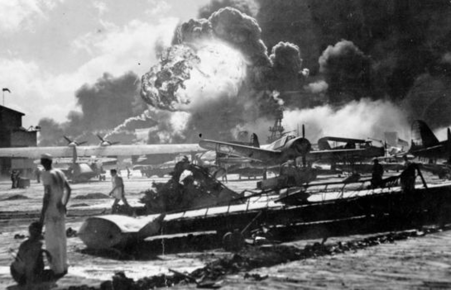 ޕާލް ހާބަރަށް ޖަޕާނުން ބޮން އެޅުމުން އެމެރިކާ ސިފައިންގެ 2،300 މީހުން މަރުވި.