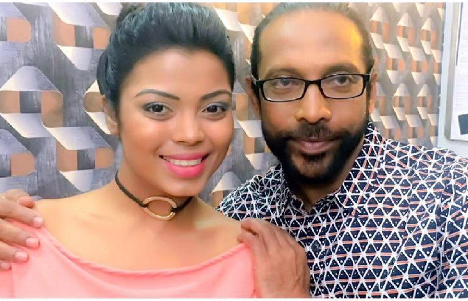 ބަތަލާ އައްޒަ، ވަޖީހާ އެކު.
