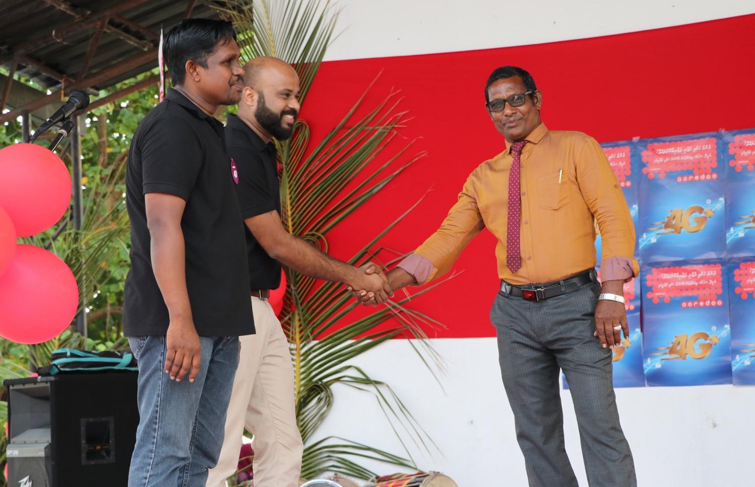 އުރީދޫގެ 4ޖީ+ގެ ހިދުމަތް ތައާރަފް ކުރުމަށް މިއަދު އދ. ދަނގެތީގައި ބޭއްވި ރަސްމިއްޔާތެއްގައި އުރީދޫގެ އޮފިޝަލުންނާއި އެ ރަށުގެ އިސް ވެރިން ސަލާމް ކުރައްވަނީ.-- ފޮޓޯ: އުރީދޫ