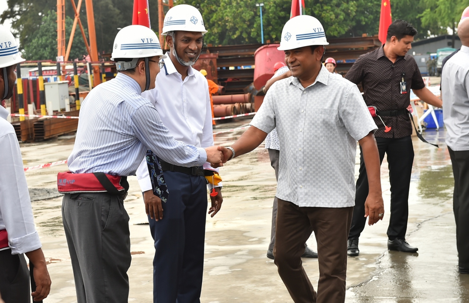 މާލެ: ޑިސެމްބަރު 28، 2016: ހުޅުލެ އާއި މާލެއާ ދެމެދު އަޅާ ބްރިޖުގެ މަސައްކަތް ކުރަމުން އަންނަ ސަރަހައްދަށް ރައީސް އަބްދުﷲ ޔާމީންގެ ދެކަނބަލުން ވަޑައިގަތުމުން، ޗައިނާގެ ސީސީސީސީ ކުންފުނީގެ އިސް ބޭފުޅުން އެކަނބަލުންނަށް މަރުހަބާ ކިޔުއްވަނީ.-- ފޮޓޯ: ރައީސް އޮފީސް