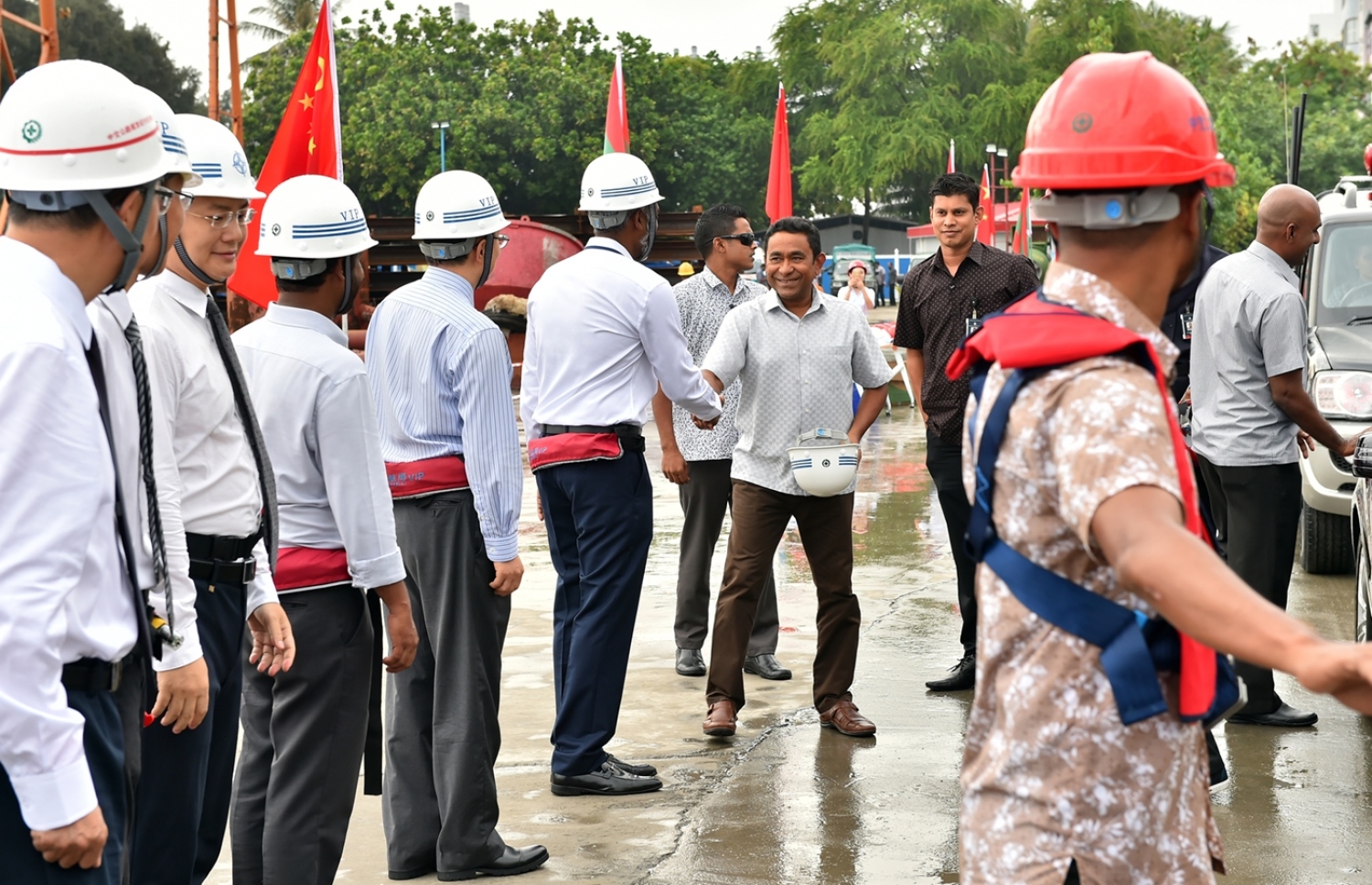 މާލެ: ޑިސެމްބަރު 28، 2016: ހުޅުލެ އާއި މާލެއާ ދެމެދު އަޅާ ބްރިޖުގެ މަސައްކަތް ކުރަމުން އަންނަ ސަރަހައްދަށް ރައީސް އަބްދުﷲ ޔާމީންގެ ދެކަނބަލުން ވަޑައިގަތުމުން، ޗައިނާގެ ސީސީސީސީ ކުންފުނީގެ އިސް ބޭފުޅުން އެކަނބަލުންނަށް މަރުހަބާ ކިޔުއްވަނީ.-- ފޮޓޯ: ރައީސް އޮފީސް