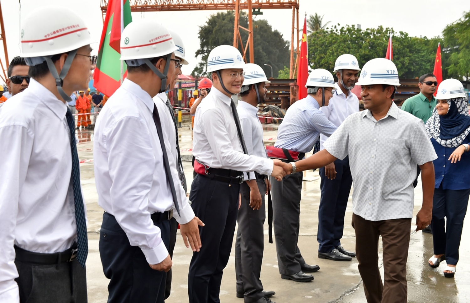 މާލެ: ޑިސެމްބަރު 28، 2016: ހުޅުލެ އާއި މާލެއާ ދެމެދު އަޅާ ބްރިޖުގެ މަސައްކަތް ކުރަމުން އަންނަ ސަރަހައްދަށް ރައީސް އަބްދުﷲ ޔާމީންގެ ދެކަނބަލުން ވަޑައިގަތުމުން، ޗައިނާގެ ސީސީސީސީ ކުންފުނީގެ އިސް ބޭފުޅުން އެކަނބަލުންނަށް މަރުހަބާ ކިޔުއްވަނީ.-- ފޮޓޯ: ރައީސް އޮފީސް