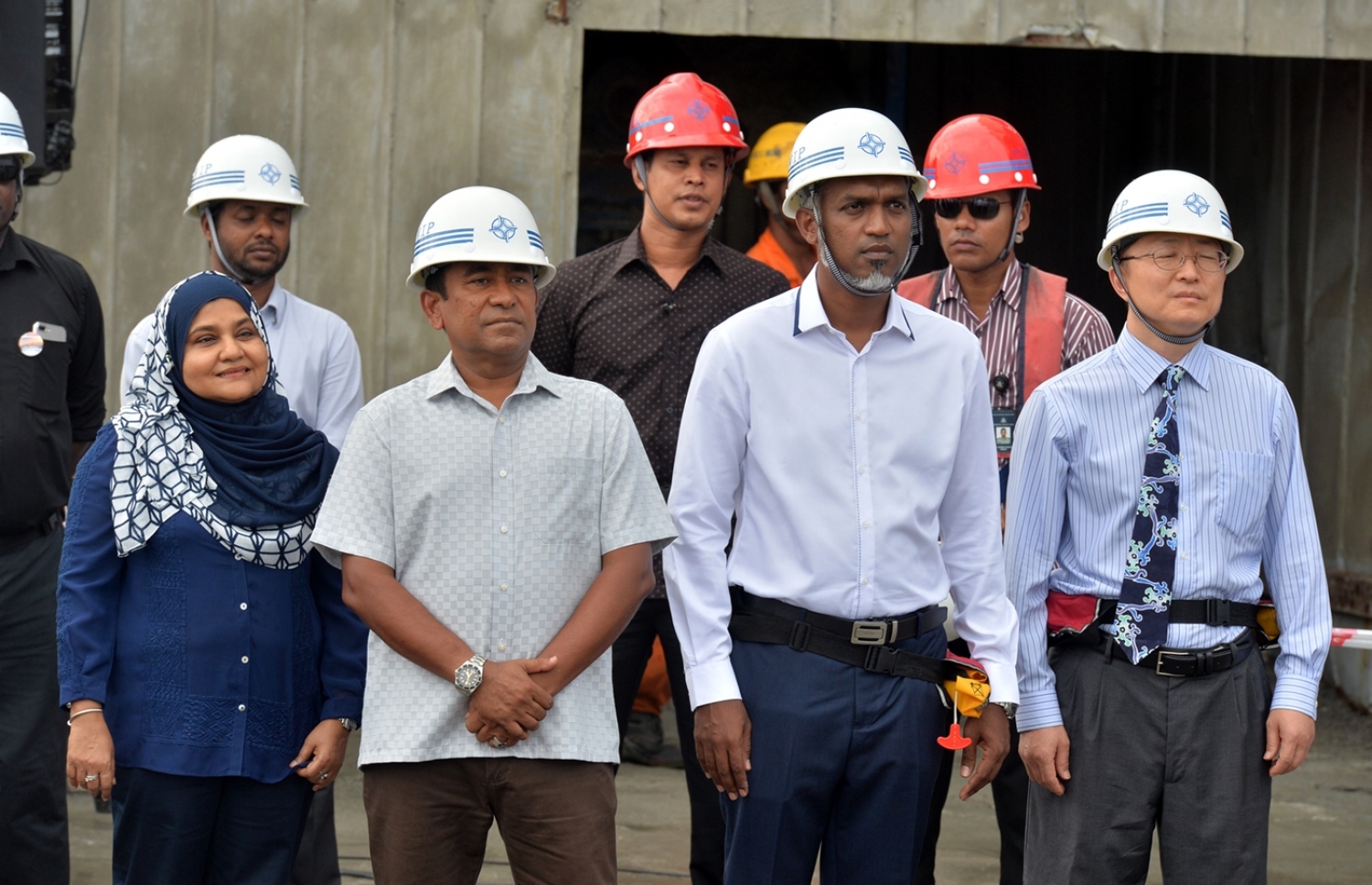 މާލެ: ޑިސެމްބަރު 28، 2016: ހުޅުލެ އާއި މާލެއާ ދެމެދު އަޅާ ބްރިޖުގެ މަސައްކަތް ކުރަމުން އަންނަ ސަރަހައްދަށް ރައީސް އަބްދުﷲ ޔާމީންގެ ދެކަނބަލުންނާއި ބައެއް ވަޒީރުންނާއި އަދި ޗައިނާގެ ސީސީސީސީ ކުންފުނީގެ އިސް ބޭފުޅުން ވަޑައިގެން ބައްލަވައި ލައްވަނީ.-- ފޮޓޯ: ރައީސް އޮފީސް