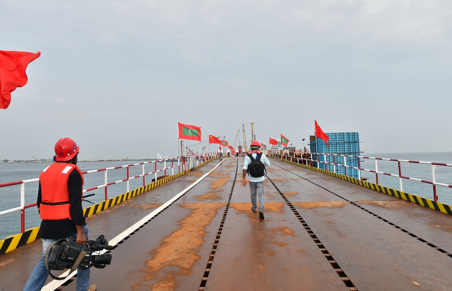 މާލެ: ޑިސެމްބަރު 28، 2016- ހުޅުލެ އާއި މާލެއާ ދެމެދު އަޅާ ބްރިޖުގެ މަސައްކަތް ކުރަމުން އަންނަ ޕްލެޓްފޯމް.--- ފޮޓޯ: ރައީސް އޮފީސް