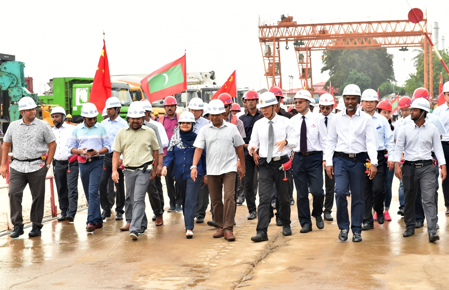 މާލެ: ޑިސެމްބަރު 28، 2016: ހުޅުލެ އާއި މާލެއާ ދެމެދު އަޅާ ބްރިޖުގެ މަސައްކަތް ކުރަމުން އަންނަ ސަރަހައްދަށް ރައީސް އަބްދުﷲ ޔާމީންގެ ދެކަނބަލުންނާއި ބައެއް ވަޒީރުންނާއި އަދި ޗައިނާގެ ސީސީސީސީ ކުންފުނީގެ އިސް ބޭފުޅުން ވަޑައިގެން ބައްލަވައި ލައްވަނީ.-- ފޮޓޯ: ރައީސް އޮފީސް