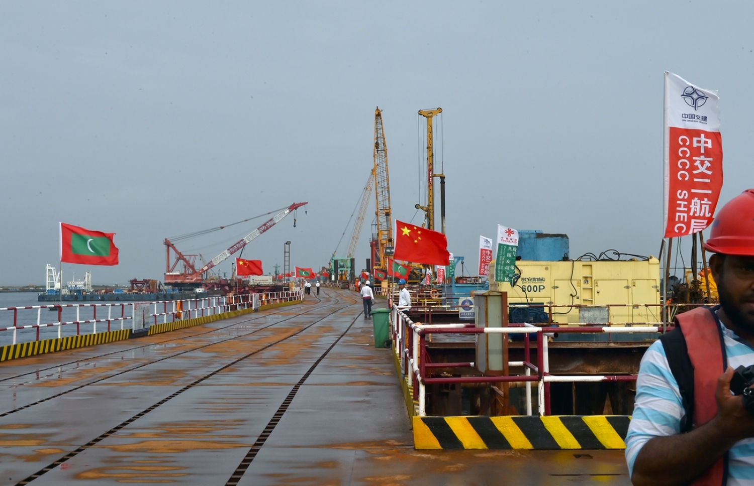 މާލެ: ޑިސެމްބަރު 28، 2016: ހުޅުލެ އާއި މާލެއާ ދެމެދު އަޅާ ބްރިޖުގެ މަސައްކަތް ކުރަމުން އަންނަ ޕްލެޓް ފޯމް.-- ފޮޓޯ: ރައީސް އޮފީސް