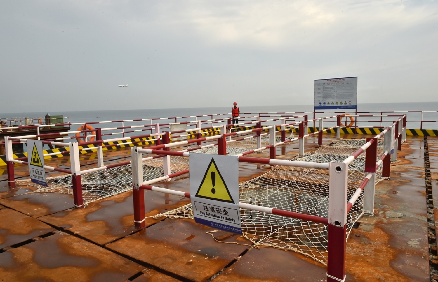 މާލެ: ޑިސެމްބަރު 28، 2016: ހުޅުލެ އާއި މާލެއާ ދެމެދު އަޅާ ބްރިޖުގެ މަސައްކަތް ކުރަމުން އަންނަ ޕްލެޓްފޯމް.-- ފޮޓޯ: ރައީސް އޮފީސް