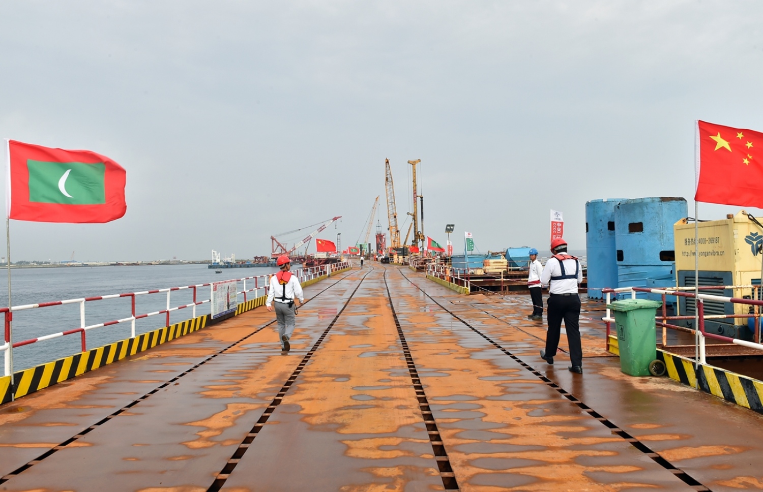 މާލެ: ޑިސެމްބަރު 28، 2016: ހުޅުލެ އާއި މާލެއާ ދެމެދު އަޅާ ބްރިޖުގެ މަސައްކަތް ކުރަމުން އަންނަ ޕްލެޓްފޯމް.-- ފޮޓޯ: ރައީސް އޮފީސް