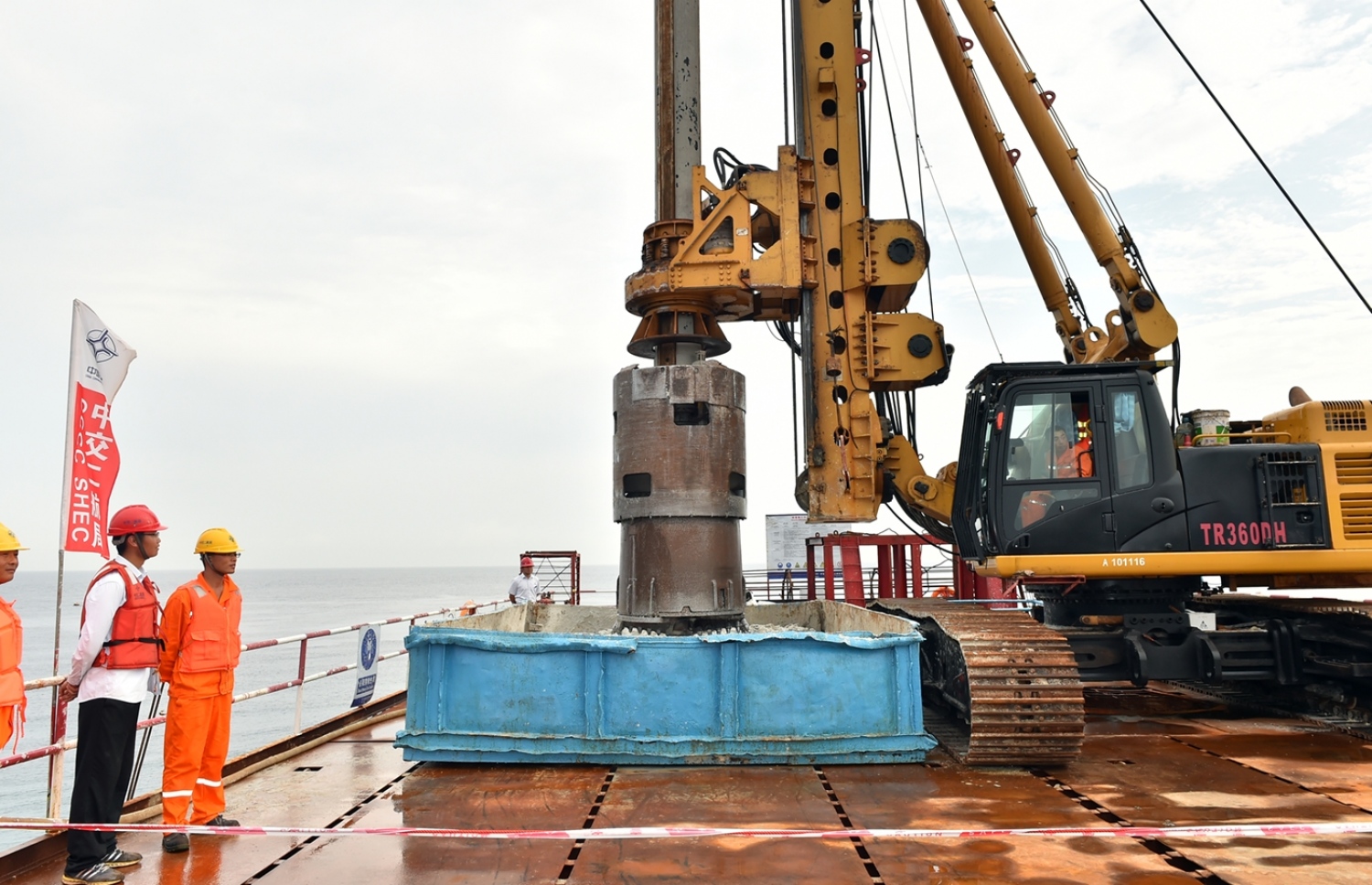 މާލެ: ޑިސެމްބަރު 28، 2016- މާލެ އާއި ހުޅުލެއާ ދެމެދު އަޅާ ބްރިޖުގެ މަސައްކަތް ކުރަމުން އަންނަ ސަރަހައްދު: މި މަސައްކަތް ކުރިއަށް ގެންދާ ގޮތް ރައީސް ޔާމީން މިއަދު ބައްލަވާލެއްވި.--- ފޮޓޯ: ރައީސް އޮފީސް