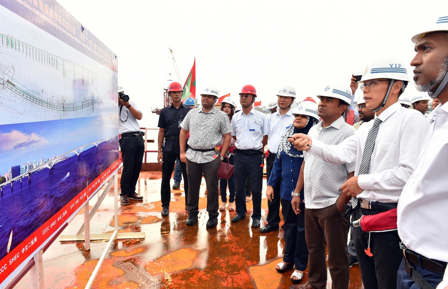 ރައީސް ޔާމީންގެ ދެކަނބަލުން ބްރިޖުގެ މަސައްކަތް ބައްލަވައިލެއްވުން