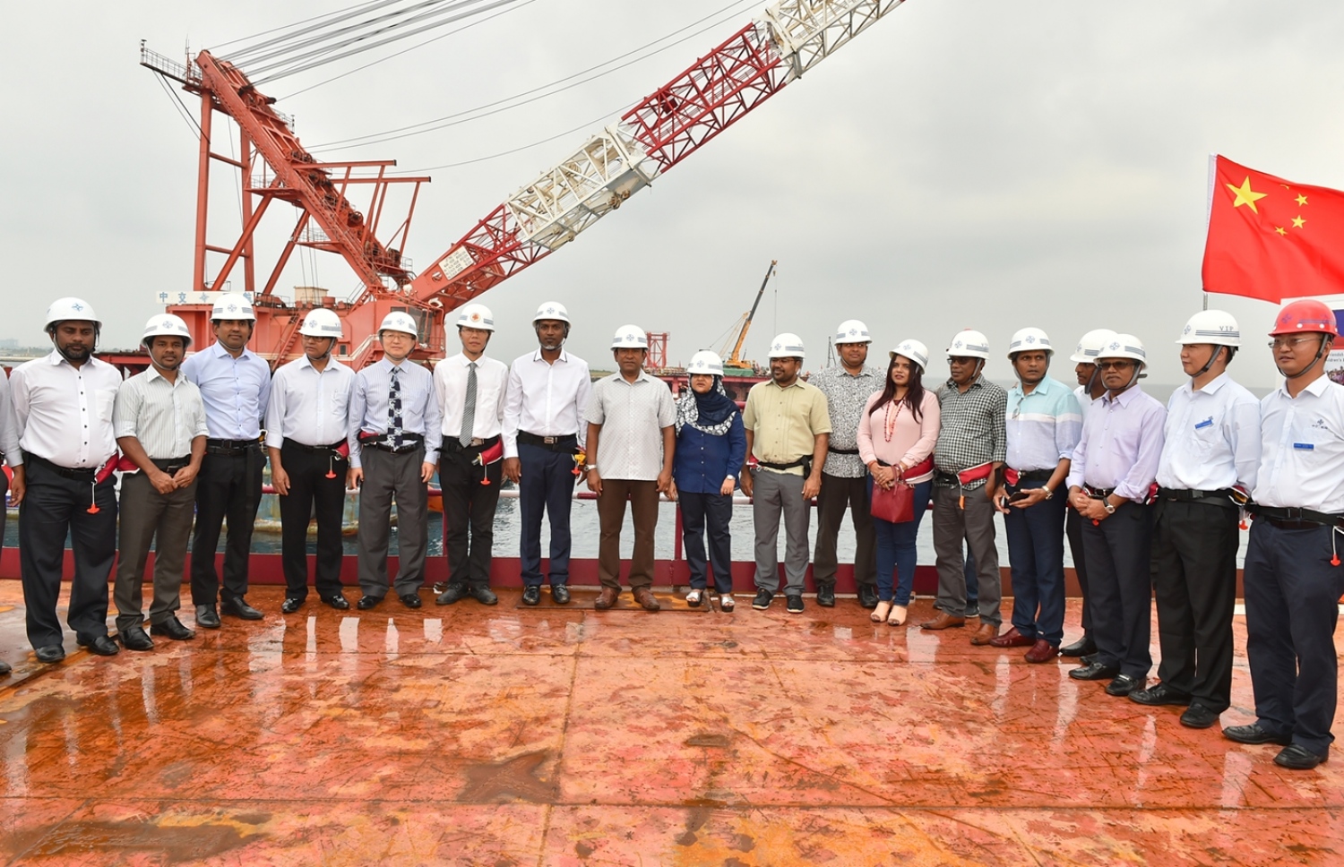 މާލެ: ޑިސެމްބަރު 28، 2016- ހުޅުލެ އާއި މާލެއާ ދެމެދު އަޅާ ބްރިޖުގެ މަސައްކަތް ކުރަމުން އަންނަ ސަރަހައްދުގައި ރައީސް އަބްދުﷲ ޔާމީންގެ ދެކަނބަލުންނާއި ބައެއް ވަޒީރުންނާއި އަދި ޗައިނާގެ ސީސީސީސީ ކުންފުނީގެ އިސް ބޭފުޅުންނާއެކު، ބްރިޖުގެ ޕްލެޓުފޯމު މަތީގައި ފޮޓޯއަކަށް ހުއްޓިވަޑައިގެން.-- ފޮޓޯ: ރައީސް އޮފީސް
