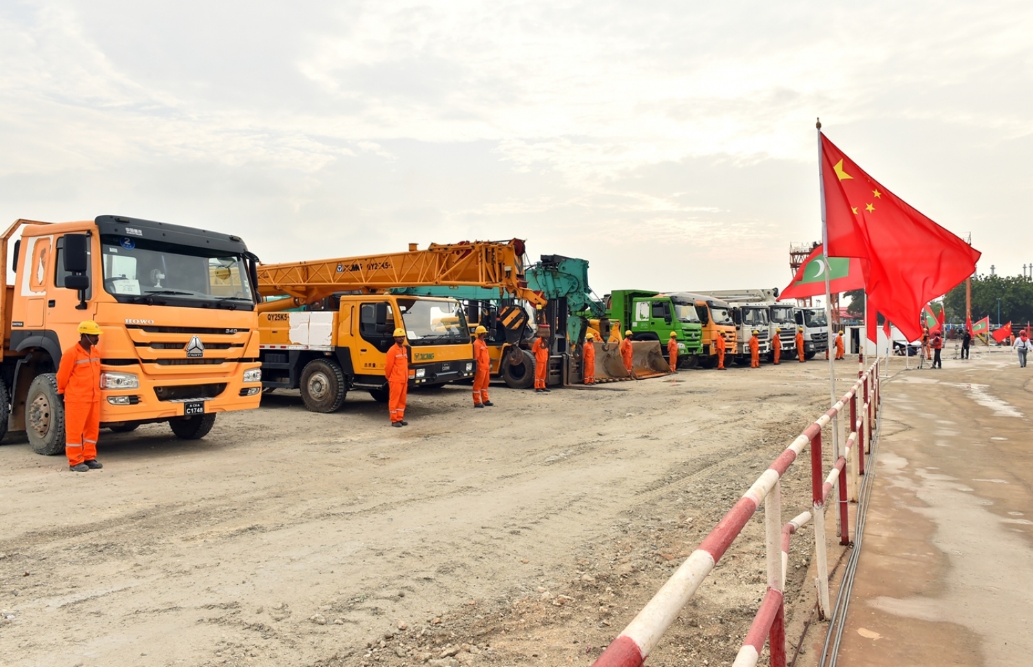 މާލެ: ޑިސެމްބަރު 28، 2016- ހުޅުލެ އާއި މާލެއާ ދެމެދު އަޅާ ބްރިޖުގެ މަސައްކަތް ކުރަމުން އަންނަ ސަރަހައްދު: މި މަސައްކަތް ކުރިއަށް ގެންދާ ގޮތް ރައީސް ޔާމީންގެ ދެކަނބަލުން މިއަދު ބައްލަވައިލެއްވި.--- ފޮޓޯ: ރައީސް އޮފީސް