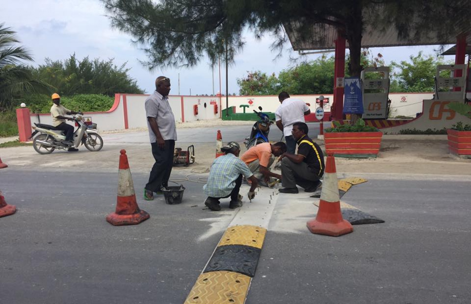 ހިތަދޫ ލިންކް ރޯޑްގައި ސްޕީޑްބްރޭކަރެއް އެމްއާރްޑީސީގެ މުވައްޒަފުން ހަރުކުރަނީ. ފޮޓޯ: އެމްއާރްޑީސީ