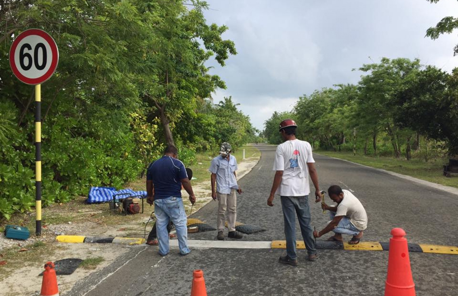 ހިތަދޫ ލިންކް ރޯޑްގައި އެމްއާރްޑީސީގެ މުވައްޒަފުންތަކެއް ސްޕީޑްބްރޭކަރެއް ހަރުކުރަނީ. ފޮޓޯ: އެމްއާރްޑީސީ