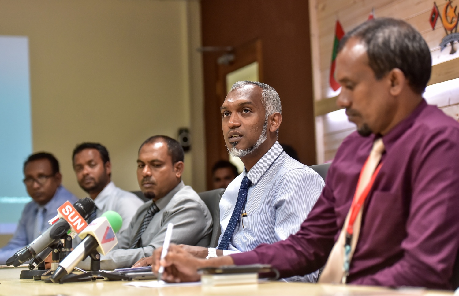 ހައުސިން މިނިސްޓްރީގައި މިއަދު ބޭއްވި ޕްރެސް ކޮންފަރެންސްގައި މިނިސްޓަރު މުއިއްޒު ނޫސްވެރިންނާ ވާހަކަ ދައްކަވަނީ. --ފޮޓޯ: ނިޝާން އަލީ/ މިހާރު