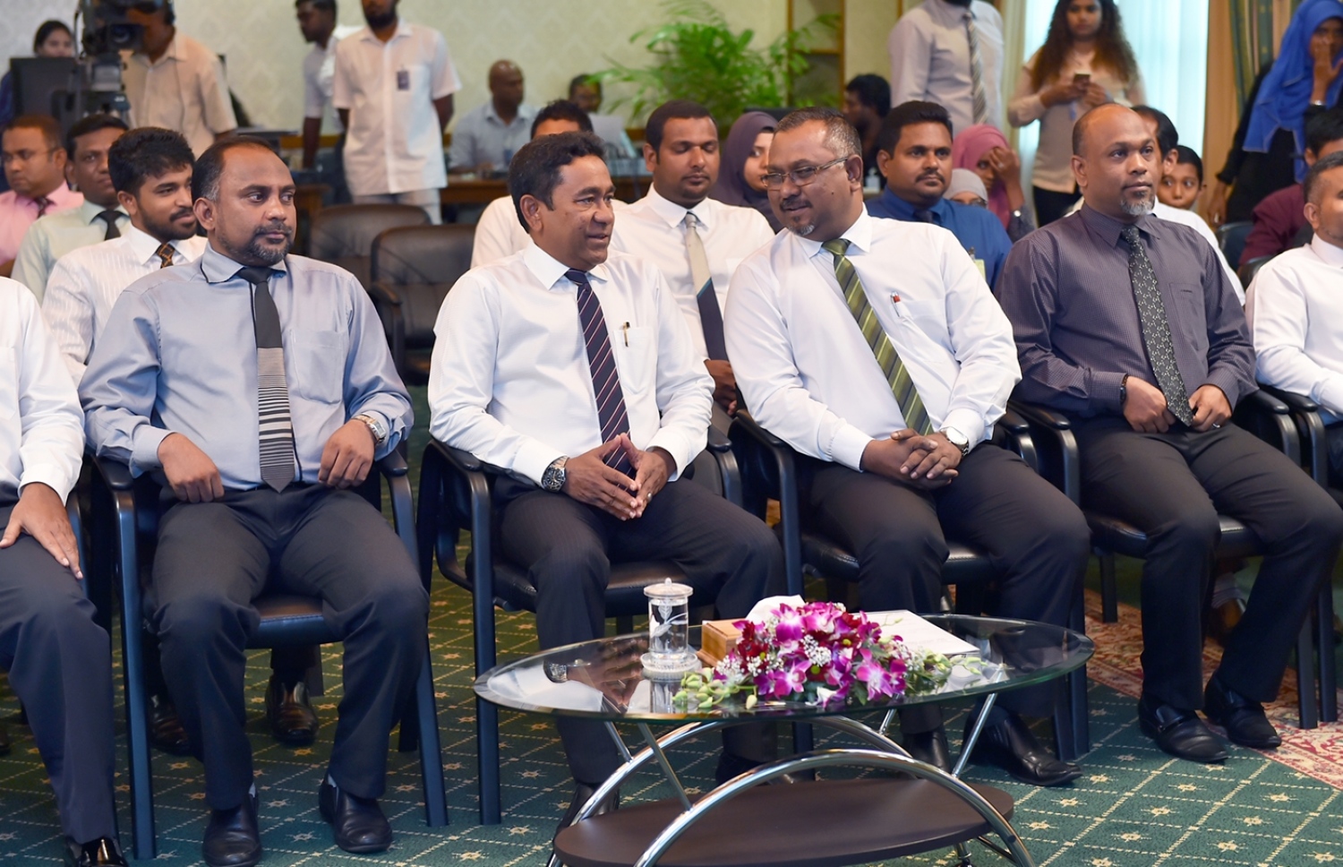 މާލެ: ޑިސެމްބަރު 29، 2016- ދީނީ މައުލޫމާތު ފެތުރުމަށް އިސްލާމިކް މިނިސްޓްރީ އާއި ޕީއެސްއެމް ގުޅިގެން އުފެއްދި ޓީވީ ޗެނަލް "މުންނާރު" އިފްތިތާހު ކުރުމާއި މުސްހަފް މާލްދީފް ރަސްމީކޮށް ބަހަން ފެށުމަށް ރައީސް އޮފީހުގައި ބޭއްވި ރަސްމިއްޔާތުގައި ރައީސް ޔާމީނާއި ޕީއެސްއެމްގެ އެމްޑީ ހަލީލް ވާހަކަ ދައްކަވާލައްވަނީ.--- ފޮޓޯ: ރައީސް އޮފީސް