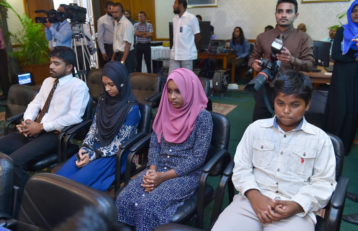 މާލެ: ޑިސެމްބަރު 29، 2016- ދީނީ މައުލޫމާތު ފެތުރުމަށް އިސްލާމިކް މިނިސްޓްރީ އާއި ޕީއެސްއެމް ގުޅިގެން އުފެއްދި ޓީވީ ޗެނަލް "މުންނާރު" އިފްތިތާހު ކުރުމާއި މުސްހަފް މާލްދީފް ރަސްމީކޮށް ބަހަން ފެށުމަށް ރައީސް އޮފީހުގައި ބޭއްވި ރަސްމިއްޔާތުގެ ތެރެއިން.--- ފޮޓޯ: ރައީސް އޮފީސް