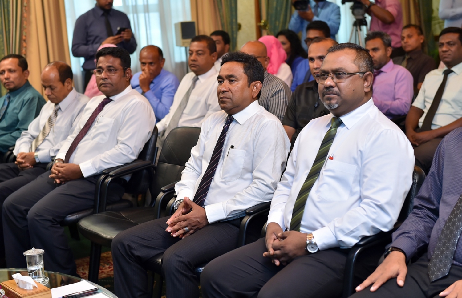 ރައީސް އޮފީހުގައި މީގެ ކުރިން ބޭއްވި ރަސްމިއްޔާތުގައި، އޭރުގެ ރައީސް އަބްދުﷲ ޔާމީން އަދި ޕީއެސްއެމްގެ ކުރީގެ އެމްޑީ ހަލީލް (ކ) ބައިވެރިވެވަޑައިގަންނަވަނީ.-- ފޮޓޯ: ރައީސް އޮފީސް