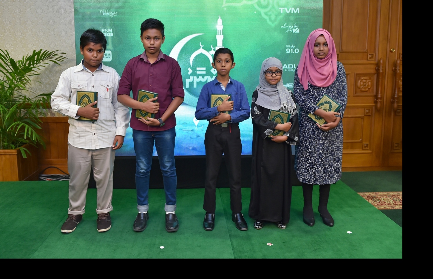 މާލެ: ޑިސެމްބަރު 29، 2016- ރާއްޖެ އަށް ހާއްސަ މުސްހަފެއް ނެރުމަށް ސަރުކާރުން ފެށި މަޝްރޫއުގެ ދަށުން ފުރަތަމަ ޗާޕްކުރި ކޮޕީތައް، ގުރުއާނާ ބެހޭ މަރުކަޒުގައި ގުރުއާން ހިތުދަސް ކުރަމުން އަންނަ ކުދިންތަކެއް ހިފައިގެން ފޮޓޯއަކަށް ހުއްޓިގެން: މުސްހަފް މާލްދީފްގެ ނަމުގައި ނެރުނު މުސްހަފް ރަސްމީކޮށް ބަހަން ފެށުމުގެ ގޮތުން ފުރަތަމަ ކޮޕީ ދިނީ މި ފަސް ކުދިންނަށް. މުސްހަފްތައް ބައްސަވައި ދެއްވުން ފައްޓަވައި ދެއްވީ ރައީސް ޔާމީން.--- ފޮޓޯ: ރައީސް އޮފީސް