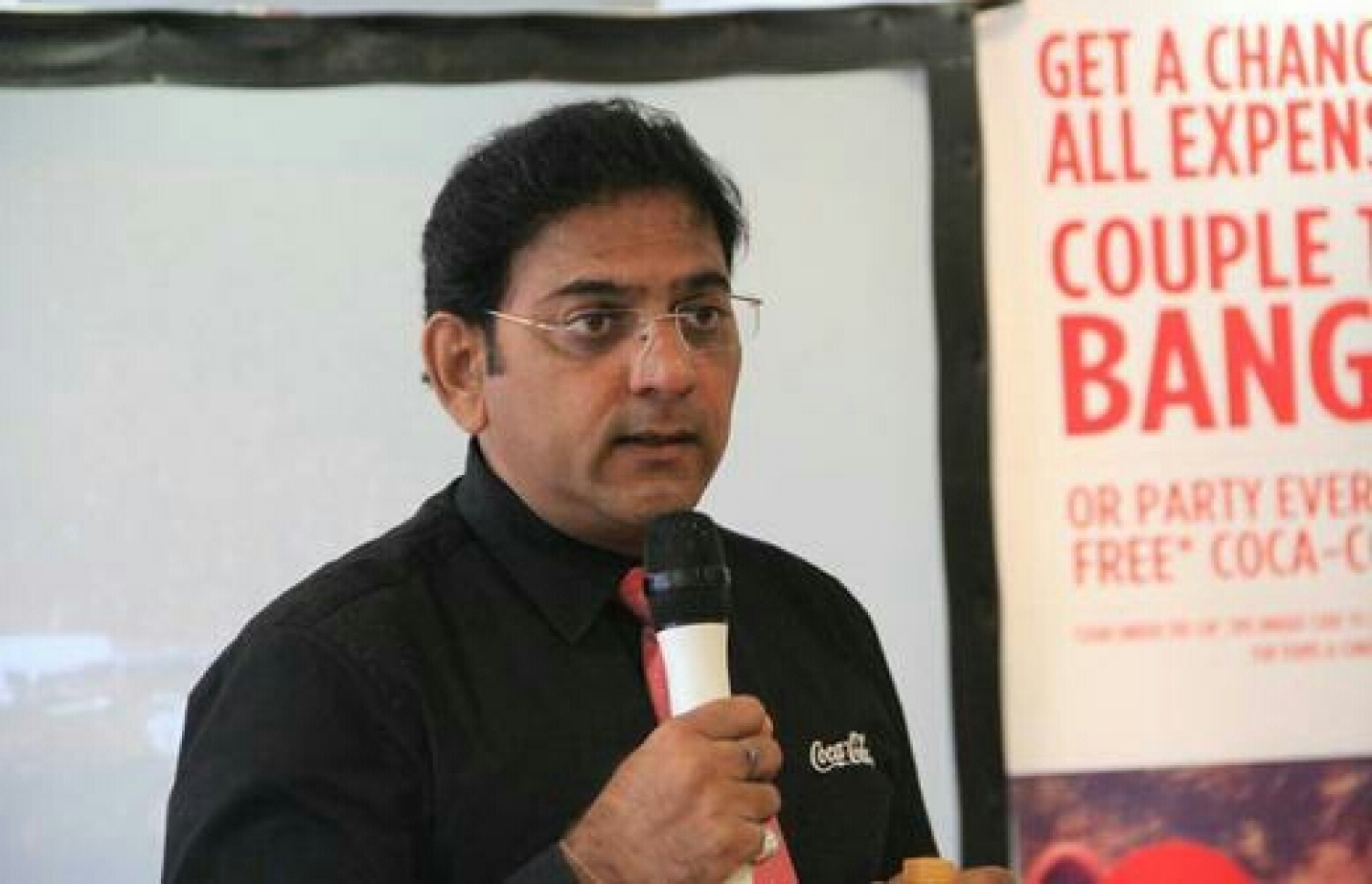 އާ އަަހަރުގެ ޕްރޮމޯޝަން ލޯންޗުކުރުމަށް މިއަދު ބޭއްވި ހަފްލާގައި ކޮކާކޯލާ އިން މި ސަރަހައްދަށް ކަނޑައަޅާފައި ހުންނަވާ ޖެނެރަލް މެނޭޖަރު މިލިންދް ދެރާސަރީ ވާހަކަ ދައްކަވަނީ.-- ފޮޓޯ: އެމްއޭޑަބްލިއުސީ