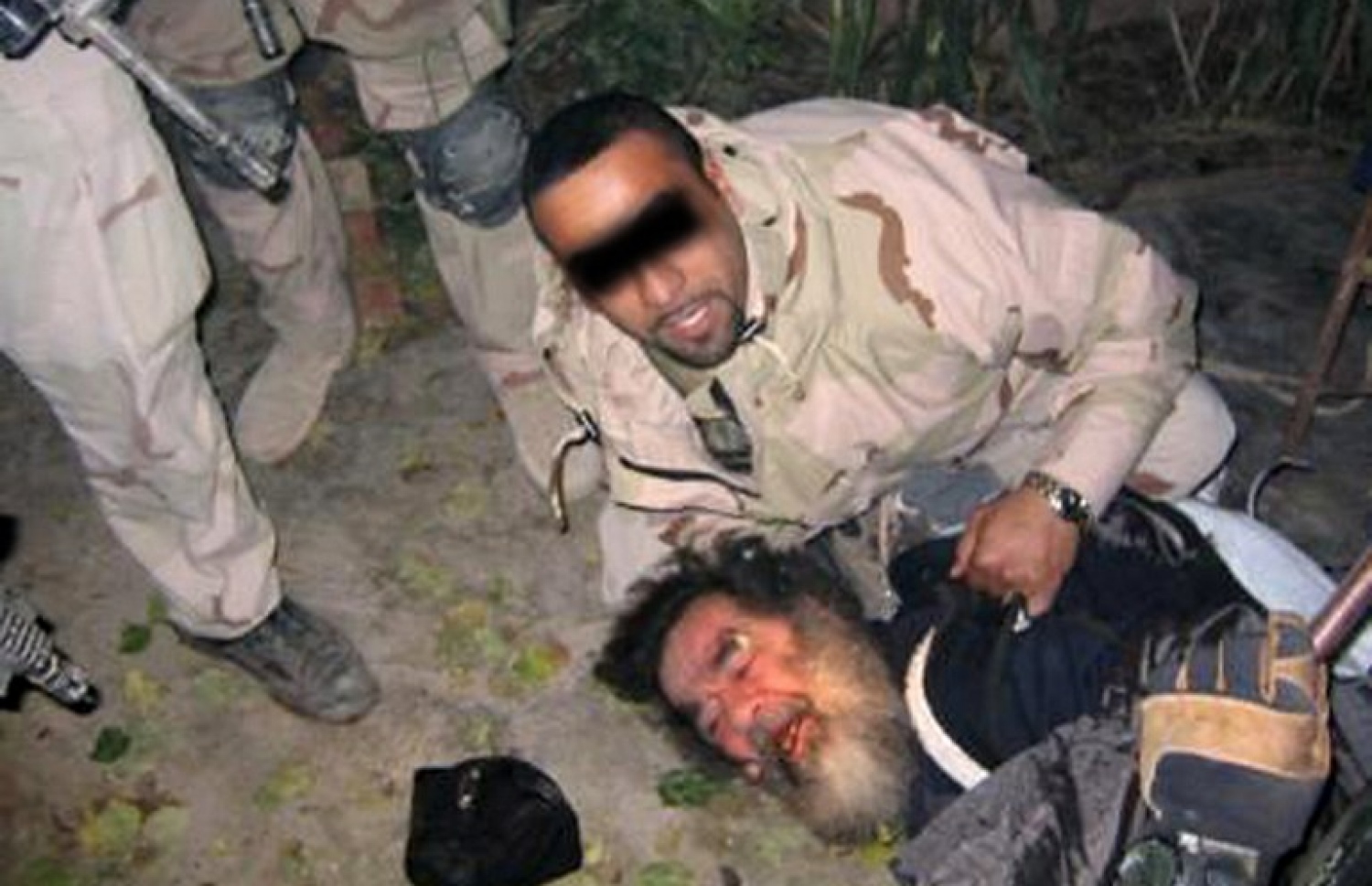 އިރާގުގެ ކުރީގެ ރައީސް ސައްދާމު ހުސައިން ފިލާ އޮތް ތަނުން ހޯދާ އެމެރިކާ ސިފައިން ޑިސެމްބަރު 13، 2003 ގައި ހައްޔަރު ކުރަނީ. --ފޮޓޯ:އޭއެފްޕީ