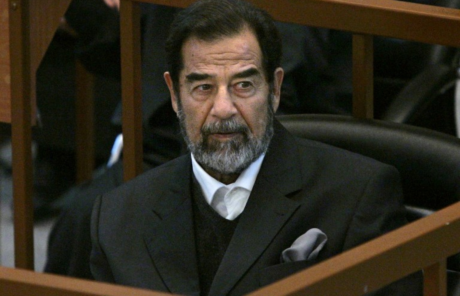 ސައްދާމު ހުސައިންގެ ޝަރީއަތް ކުރިއަށް ދިޔައިރު ނޮވެމްބަރު 28، 2006 ގައި ކޯޓުގައި. --ފޮޓޯ:އޭއެފްޕީ