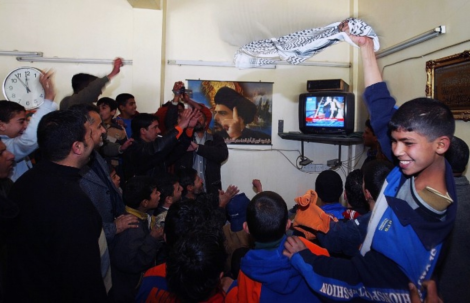 ސައްދާމު ދަންޖައްސާ މަންޒަރު ފެނުމުން ސަދުރު ސިޓީގެ ބައެއް މީހުން އުފާފާޅު ކުރަނީ. --ފޮޓޯ:ސީއެންއެން