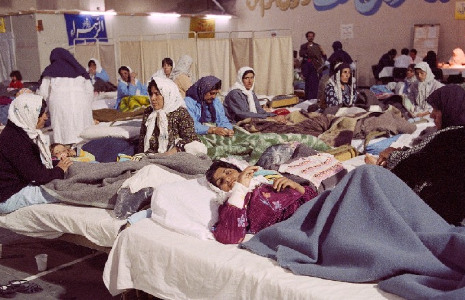 ހަލަބުޖާގައި 1988 ވަނަ އަހަރު ދިން ކެމިކަލް ހަތިޔާރުގެ ހަމަލާގައި ގެއްލުން ލިބުނު މީހުންނަށް ހޮސްޕިޓަލުގައި ފަރުވާ ދެނީ. --ފޮޓޯ:އޭއެފްޕީ