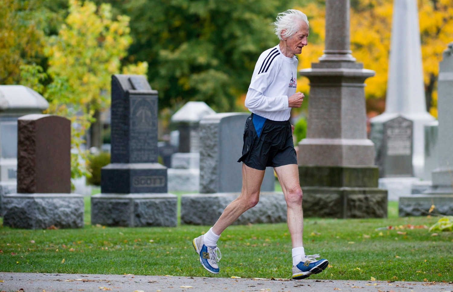 ގޭ ކައިރީގައި އޮންނަ ގަބުރުސްތާނުގައި އެޑް ވައިޓްލޮކް ދުވަނީ: ތަމްރީންތަކުގައި އޭނާ މަދުވެގެން ތިން ގަޑިއިރު ދުވޭ