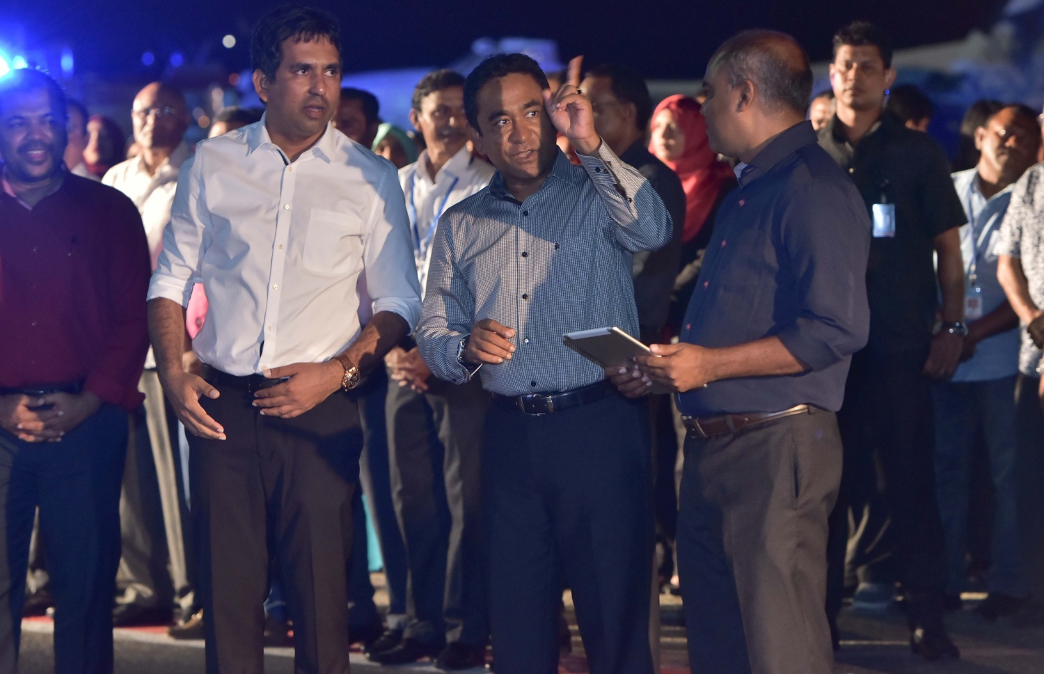 ވެލާނާ އިންޓަނޭޝަނަލް އެއާޕޯޓް: ޖެނުއަރީ 1، 2017- އިބްރާހިމް ނާސިރު އިންޓަނޭޝަނަލް އެއާޕޯޓް (އައިއެންއައިއޭ) ގެ ނަން ވެލާނާ އިންޓަނޭޝަނަލް އެއާޕޯޓަށް ބަދަލުކުރުމުގެ ރަސްމިއްޔާތުގައި ރައީސް ޔާމީނާއި އެމްއޭސީއެލްގެ އެމްޑީ އާދިލް ވާހަކަ ދައްކަވާލައްވަނީ.---ފޮޓޯ: މުހައްމަދު ޝަރުހާން/މިހާރު