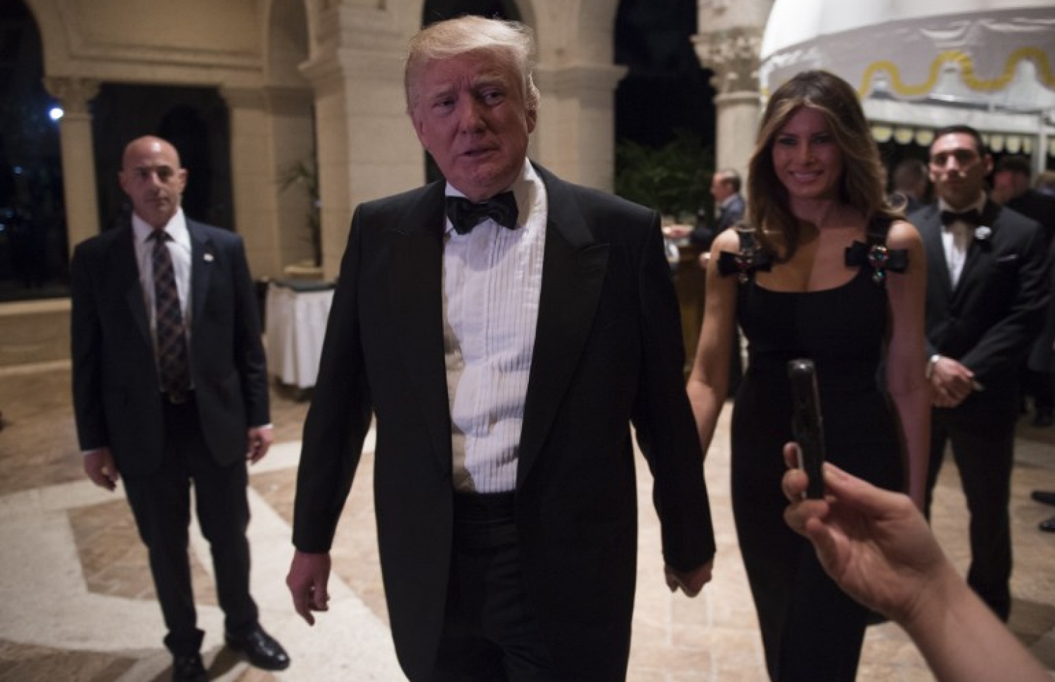 އެމެރިކާގެ ރައީސް ކަމަށް އިންތިޚާބުކޮށްފައިވާ ޑޮނަލްޑް ޓްރަމްޕް ފްލޮރިޑާގައި ނޫސްވެރިންނާ ވާހަކަ ދައްކަވާ އިރު އަނބިކަނބަލުން މެލަނިއާ އަރިހުގައި. --ފޮޓޯ:އޭއެފްޕީ