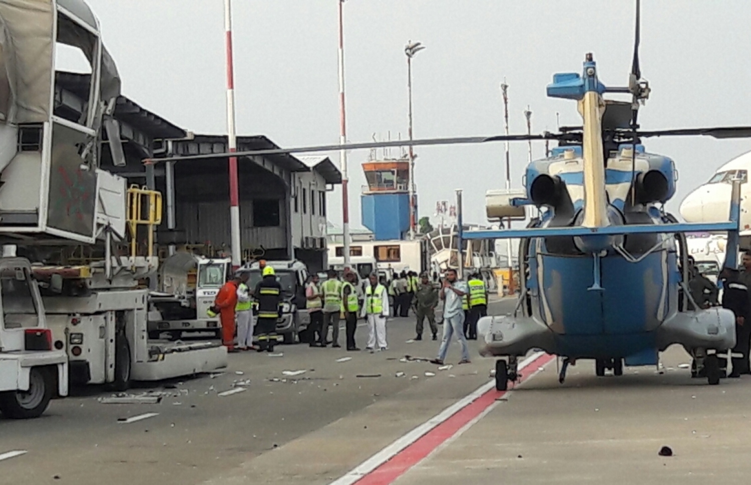 އޭޕްރަން އާއި ސާވިސް ރޯޑް ވަކިކުރުމަށް ދަމާފައިވާ ރަތް ރޮނގުގެ ވަރަށް ކައިރިއަށް ހެލިކޮޕްޓަރު ޖައްސާފައި: ހެލިކޮޕްޓަރުގެ ހުރީ ސާވިސް ރޯޑަށް ނުވަތަ ވެހިކަލްތައް ދުއްވާ ސަރަހައްދަށް އަރާފައި.