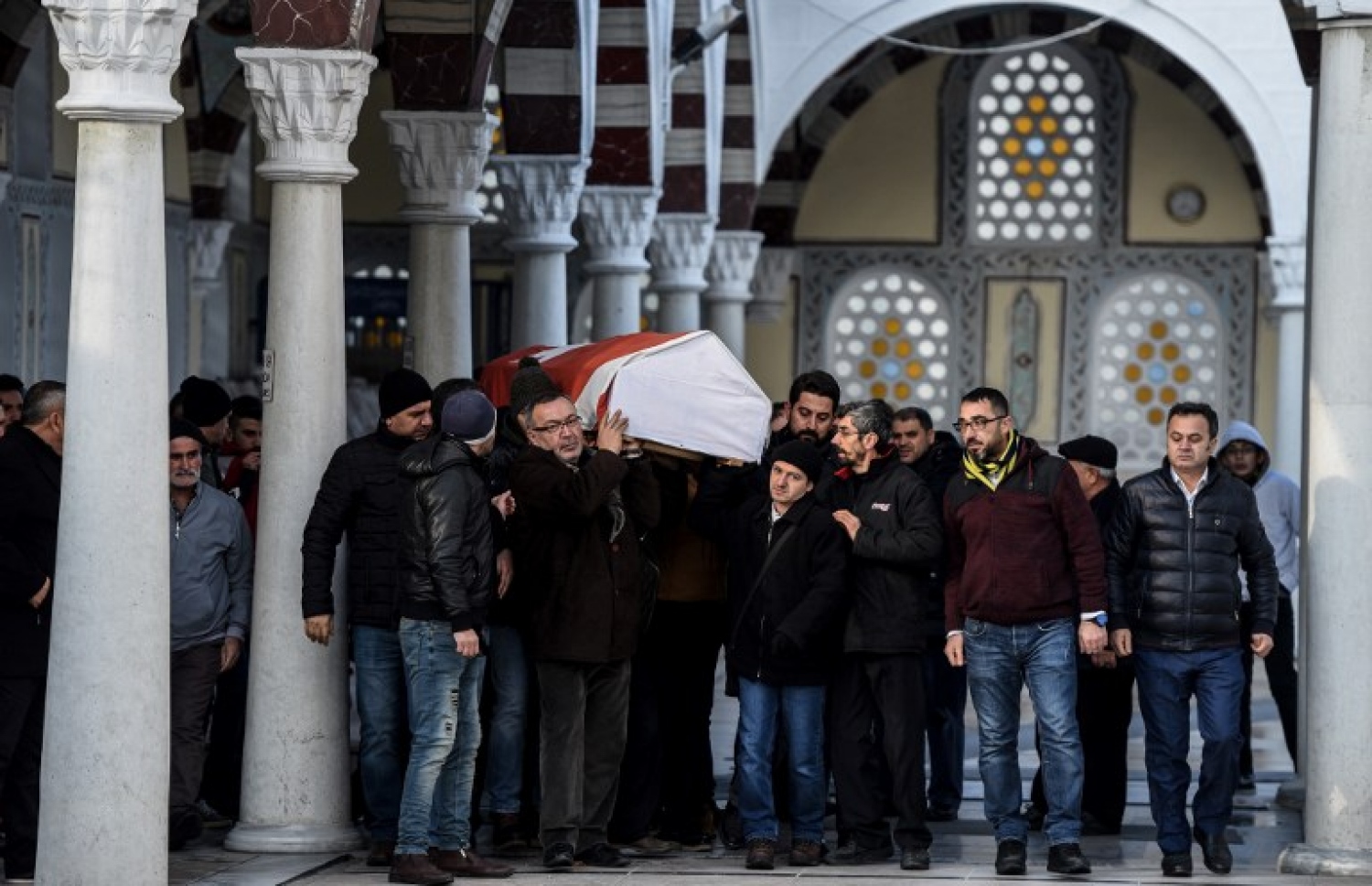 ތުރުކީގެ ނައިޓް ކްލަބުގައި ދިން ހަމަލާގައި މަރުވި މީހެއްގެ ސަންދޯއް ގެންދަނީ: މި ހަމަލާގައި 39 މީހުން ވަނީ މަރުވެފައި. --ފޮޓޯ:އޭއެފްޕީ