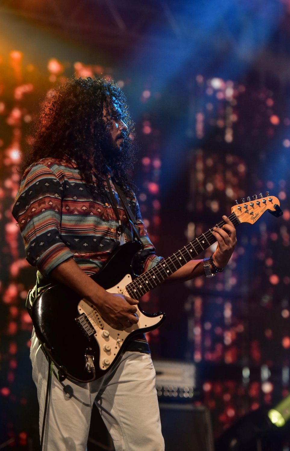 މާލެ: ޖެނުއަރީ 1، 2017: އަލިމަސް ކާނިވަލުގައި ބޭއްވި "ސަނީ ސައިޑް މިއުޒިކް ފެސްޓިވަލް 2017"ގެ ސްޓޭޖް ޝޯގައި ފަންނާނަކު ޕާފޯމް ކުރަނީ.-- ފޮޓޯ: މުހައްމަދު ޝާރުހާން/ މިހާރު