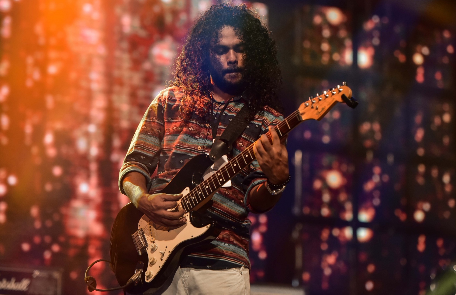 މާލެ: ޖެނުއަރީ 1، 2017: އަލިމަސް ކާނިވަލުގައި ބޭއްވި "ސަނީ ސައިޑް މިއުޒިކް ފެސްޓިވަލް 2017"ގެ ސްޓޭޖް ޝޯގައި ފަންނާނަކު ޕާފޯމް ކުރަނީ.-- ފޮޓޯ: މުހައްމަދު ޝާރުހާން/ މިހާރު