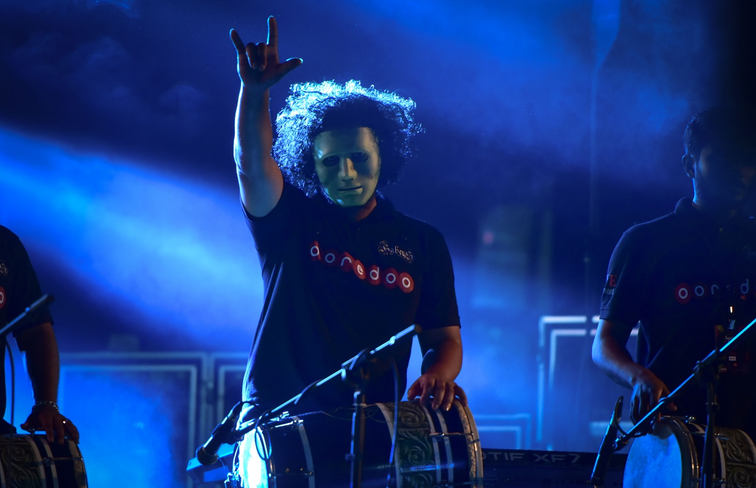 މާލެ: ޖެނުއަރީ 1، 2017: އަލިމަސް ކާނިވަލުގައި ބޭއްވި "ސަނީ ސައިޑް މިއުޒިކް ފެސްޓިވަލް 2017"ގެ ސްޓޭޖް ޝޯގައި ފަންނާނުންތަކެއް ބޮޑުބެރު ޖަހަނީ.-- ފޮޓޯ: މުހައްމަދު ޝާރުހާން/ މިހާރު