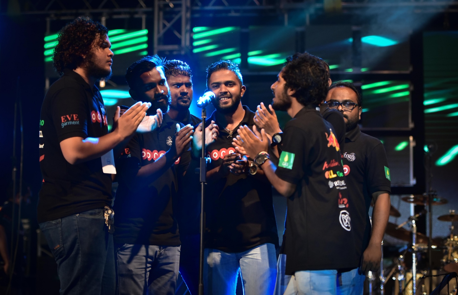 މާލެ: ޖެނުއަރީ 1، 2017: އަލިމަސް ކާނިވަލުގައި ބޭއްވި "ސަނީ ސައިޑް މިއުޒިކް ފެސްޓިވަލް 2017"ގެ ސްޓޭޖް ޝޯގައި ފަންނާނުންތަކެއް ޕާފޯމް ކުރަނީ.-- ފޮޓޯ: މުހައްމަދު ޝާރުހާން/ މިހާރު