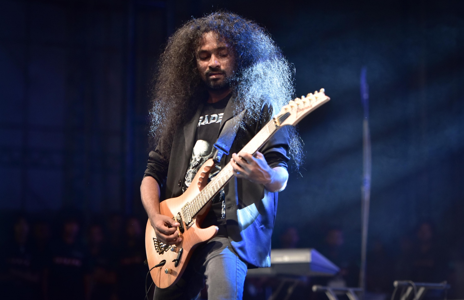 މާލެ: ޖެނުއަރީ 1، 2017: އަލިމަސް ކާނިވަލުގައި ބޭއްވި "ސަނީ ސައިޑް މިއުޒިކް ފެސްޓިވަލް 2017"ގެ ސްޓޭޖް ޝޯގައި ފަންނާނަކު ޕާފޯމް ކުރަނީ.-- ފޮޓޯ: މުހައްމަދު ޝާރުހާން/ މިހާރު