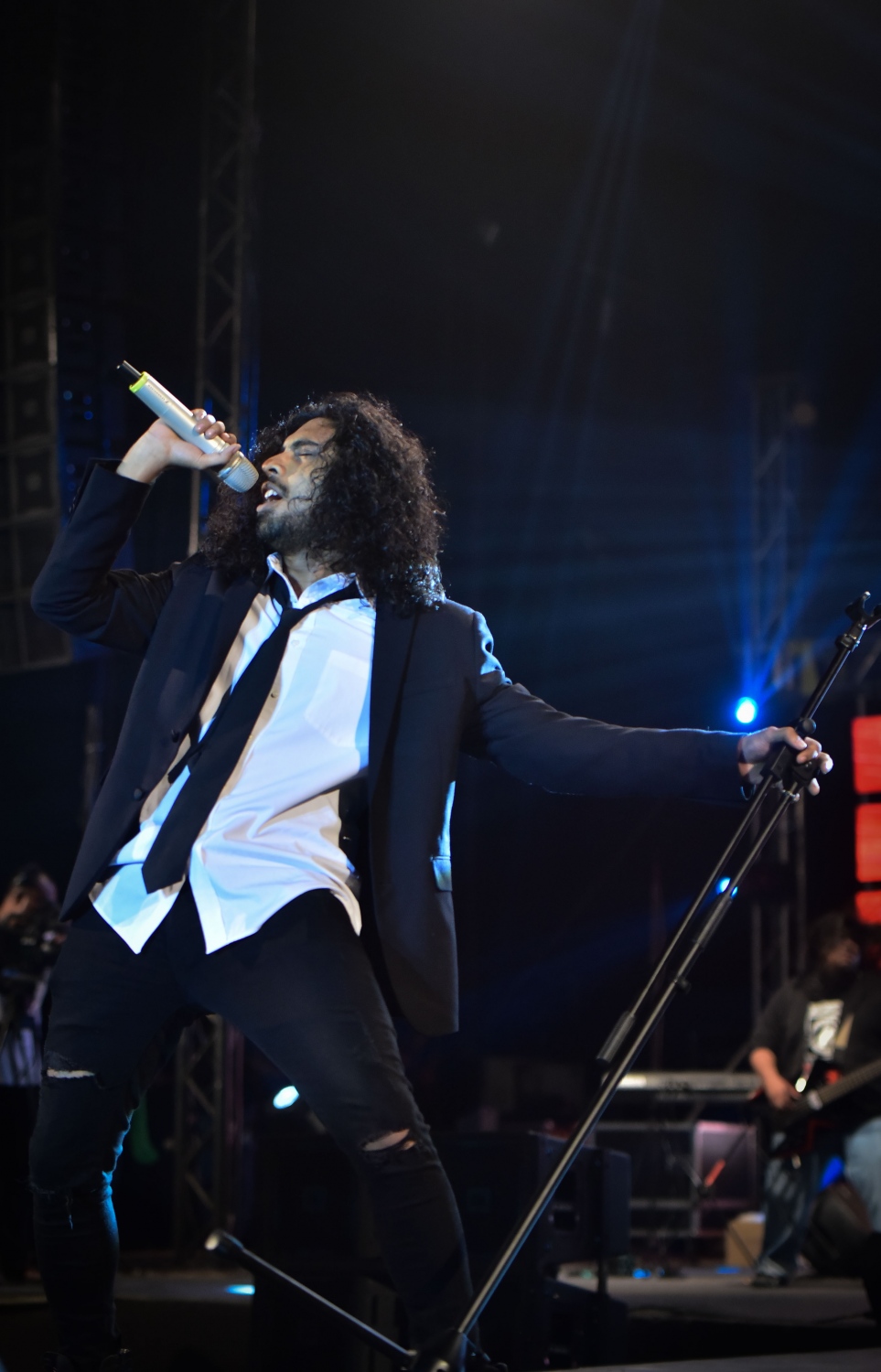 މާލެ: ޖެނުއަރީ 1، 2017: އަލިމަސް ކާނިވަލުގައި ބޭއްވި "ސަނީ ސައިޑް މިއުޒިކް ފެސްޓިވަލް 2017"ގެ ސްޓޭޖް ޝޯގައި މުއައްޒިން ޕާފޯމް ކުރަނީ.-- ފޮޓޯ: މުހައްމަދު ޝާރުހާން/ މިހާރު