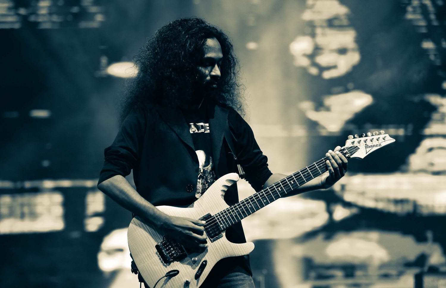 މާލެ: ޖެނުއަރީ 1، 2017: އަލިމަސް ކާނިވަލުގައި ބޭއްވި "ސަނީ ސައިޑް މިއުޒިކް ފެސްޓިވަލް 2017"ގެ ސްޓޭޖް ޝޯގައި ޕާފޯމް ކުރަނީ.-- ފޮޓޯ: މުހައްމަދު ޝާރުހާން/ މިހާރު